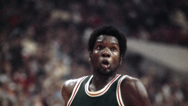 Milwaukee Bucks forward Bob Dandridge (10)